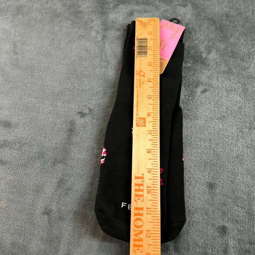 Aly Raisman Feat Skulls Socks Black Pink Novelty Crew Womens 7-10 USA Made